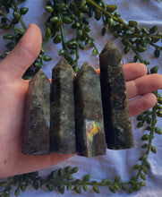 Load image into Gallery viewer, Labradorite Point