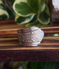 Load image into Gallery viewer, Elegance Essential Silverware Ring
