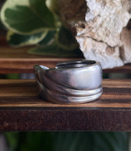Load image into Gallery viewer, Simple Swirl Silverware Ring
