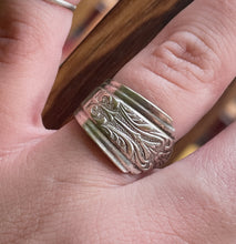 Load image into Gallery viewer, Elegance Essential Silverware Ring
