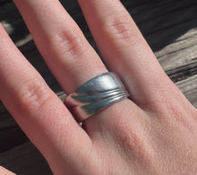 Load image into Gallery viewer, Simple Swirl Silverware Ring
